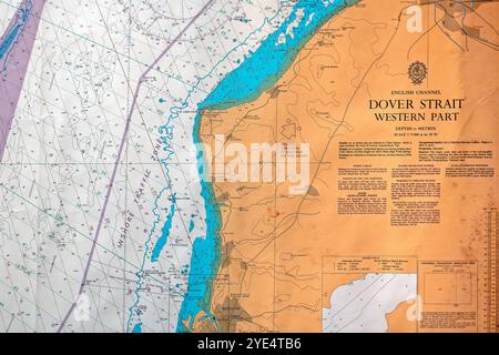 Gros plan de la carte nautique avec la rose de boussole du détroit de Douvres marquant la frontière entre la Manche et la mer du Nord Banque D'Images