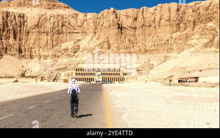 Les voyageurs visitent le temple de Hatsheput à Louxor Banque D'Images