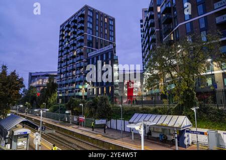 Londres, Royaume-Uni. 29 octobre 2024. Vue générale à l'extérieur du stade depuis la station de Kew Bridge pendant le match Brentford FC v Sheffield mercredi FC Carabao Cup Round of 16 au Gtech Community Stadium, Londres, Angleterre, Royaume-Uni le 29 octobre 2024 crédit : Every second Media/Alamy Live News Banque D'Images