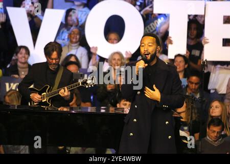 Philadelphie, PA, États-Unis. 28 octobre 2024. John Legend se produit lors d'un rassemblement de campagne au Liacouras Center de l'Université Temple à Philadelphie, en Pennsylvanie. 28 octobre 2024 crédit : Star Shooter/Media Punch/Alamy Live News Banque D'Images