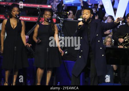 Philadelphie, PA, États-Unis. 28 octobre 2024. John Legend se produit lors d'un rassemblement de campagne au Liacouras Center de l'Université Temple à Philadelphie, en Pennsylvanie. 28 octobre 2024 crédit : Star Shooter/Media Punch/Alamy Live News Banque D'Images