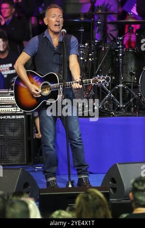 Philadelphie, PA, États-Unis. 28 octobre 2024. Bruce Springsteen se produit lors d'un rassemblement de campagne au Liacouras Center de l'Université Temple à Philadelphie, en Pennsylvanie. 28 octobre 2024 crédit : Star Shooter/Media Punch/Alamy Live News Banque D'Images