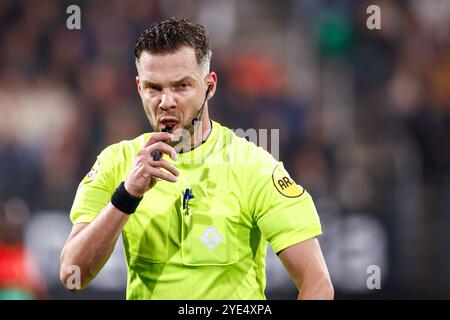 Nimègue, pays-Bas. 29 octobre 2024. NIMÈGUE, PAYS-BAS - OCTOBRE 29 : L'arbitre Robin Hensgens regarde pendant le match de premier tour néerlandais TOTO KNVB Beker entre NEC et PEC Zwolle au Goffertstadion le 29 octobre 2024 à Nimègue, pays-Bas. (Photo de Broer van den Boom/Orange Pictures) crédit : Orange pics BV/Alamy Live News Banque D'Images