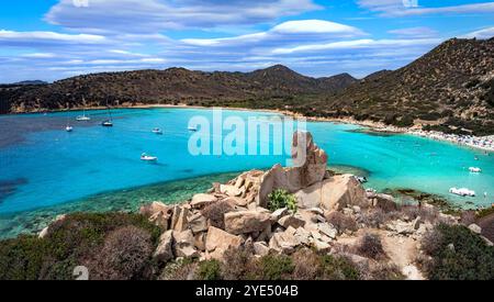 Sardegna (Sardaigne) Italie. Meilleures plages pittoresques dans la partie sud. Belle Punta Molentis avec mer trasparente turquoise, plage blanche et rochers. Antenne d Banque D'Images