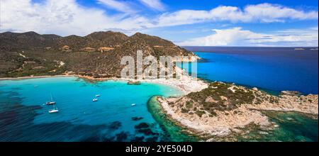 Sardegna (Sardaigne) Italie. Meilleures plages pittoresques dans la partie sud. Belle Punta Molentis avec mer trasparente turquoise et plage de sable blanc. dro d'antenne Banque D'Images