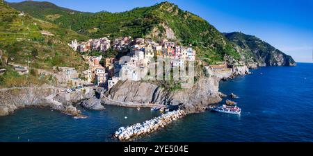 Italie, Cinque terre célèbre parc national de villages de pêcheurs traditionnels. Manarola . Vue aérienne drone des maisons colorées et baie pittoresque. populaire Banque D'Images