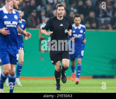 Augsburg, Deutschland. 29 octobre 2024. Schiedsrichter Frank Willenborg GER, FC Augsburg v. FC Schalke 04, Fussball DFB-Pokal 2. Runde, saison 2024/2025, 29.10.2024 LA RÉGLEMENTATION DFB/DFL INTERDIT TOUTE UTILISATION DE PHOTOGRAPHIES COMME SÉQUENCES D'IMAGES ET/OU QUASI-VIDÉO Foto : Eibner-Pressefoto/Roger Buerke crédit : dpa/Alamy Live News Banque D'Images