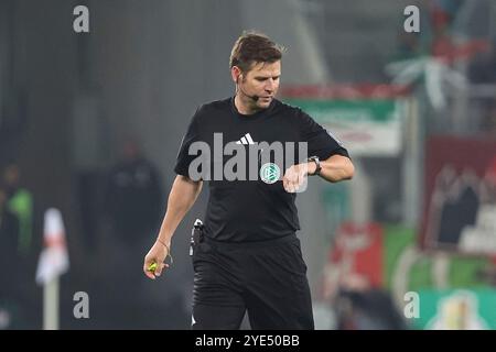 Augsburg, Deutschland. 29 octobre 2024. Schiedsrichter Frank Willenborg schaut auf die Uhr GER, FC Augsburg v. FC Schalke 04, Fussball DFB-Pokal 2. Runde, saison 2024/2025, 29.10.2024 LA RÉGLEMENTATION DFB/DFL INTERDIT TOUTE UTILISATION DE PHOTOGRAPHIES COMME SÉQUENCES D'IMAGES ET/OU QUASI-VIDÉO Foto : Eibner-Pressefoto/Roger Buerke crédit : dpa/Alamy Live News Banque D'Images