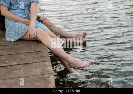 Un moment romantique au bord de l'eau capturé dans une lumière naturelle douce. Banque D'Images