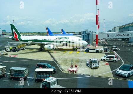 Rome, Italie- 29 mai 2024 : Airbus A320-200 EI-IKG d'ITA Airways stationné au terminal passagers de l'aéroport FCO de Rome Banque D'Images