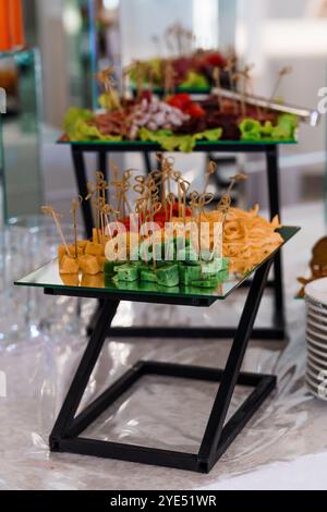 Présentoir de charcuterie et de fromage gastronomique décoré avec des accents colorés. Banque D'Images