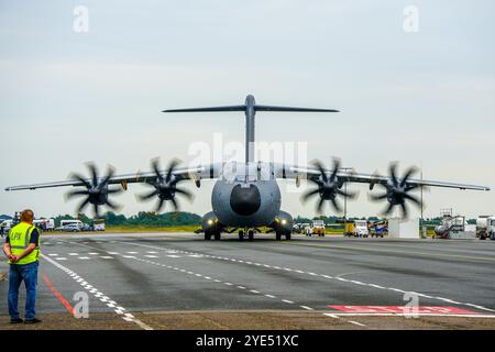 Liepaja, Lettonie- 16 juin 2024 : Airbus C.1 A400M Atlas de la Royal Air Force de la RAF ZM401, avion cargo militaire sur la piste de l'aéroport Banque D'Images