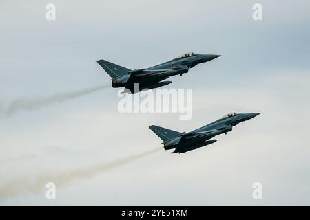 Liepaja, Lettonie- 16 juin 2024 : deux chasseurs Eurofighter Typhon entièrement armés volent en formation, assurant la protection des frontières extérieures des états baltes et de l'OTAN Banque D'Images