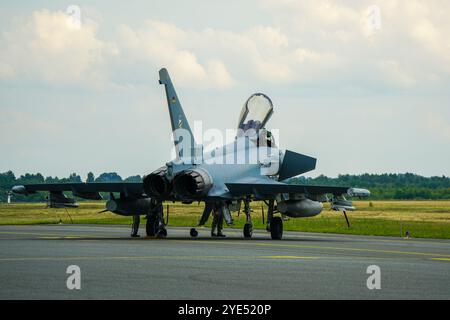 Liepaja, Lettonie- 16 juin 2024 : avion de chasse Eurofighter Typhoon de l'armée de l'air allemande, maintenance avant vol, vue arrière Banque D'Images