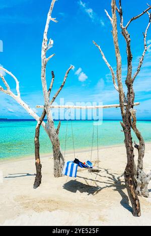 Nageoires, une serviette et un masque sous-marin sur l'oscillation sur la rive de l'océan Indien. Îles Maldives. Banque D'Images