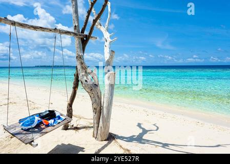 Nageoires, une serviette et un masque sous-marin sur l'oscillation sur la rive de l'océan Indien. Îles Maldives. Banque D'Images