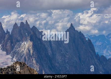 Montagnes enneigées et sommets rocheux des Alpes depuis la voie aérienne entre Chamonix et Courmayeur en Italie et en France Alpes. Dent du Gigante Banque D'Images