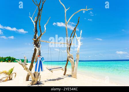 Nageoires, une serviette et un masque sous-marin sur l'oscillation sur la rive de l'océan Indien. Îles Maldives. Banque D'Images