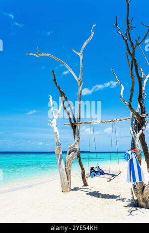 Nageoires, une serviette et un masque sous-marin sur l'oscillation sur la rive de l'océan Indien. Îles Maldives. Banque D'Images