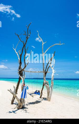 Nageoires, une serviette et un masque sous-marin sur l'oscillation sur la rive de l'océan Indien. Îles Maldives. Banque D'Images