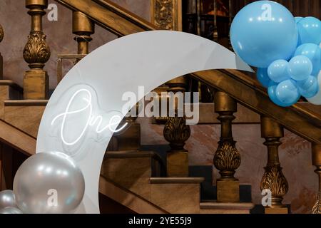 Configuration élégante pour la célébration du premier anniversaire avec enseigne au néon et ballons. Banque D'Images