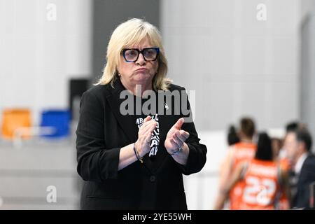 Prague, République tchèque. 29 octobre 2024. Natalia Hejkova, entraîneur-chef de l'USK, réagit lors du match de la Ligue européenne féminine de basket-ball du 4e tour du groupe d : USK Praha vs Valencia basket Club à Prague, République tchèque, le 29 octobre 2024. Crédit : Michal Kamaryt/CTK photo/Alamy Live News Banque D'Images