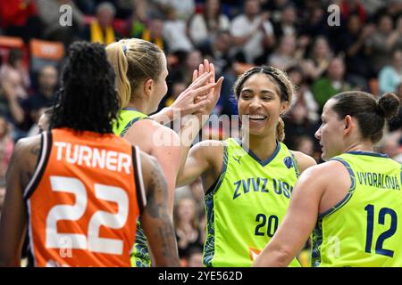 Prague, République tchèque. 29 octobre 2024. Isabelle Harrison (n° 20) de l'USK en action lors du match de la Ligue européenne féminine de basket-ball du 4e tour du groupe d : USK Praha vs Valencia basket Club à Prague, République tchèque, le 29 octobre 2024. Crédit : Michal Kamaryt/CTK photo/Alamy Live News Banque D'Images