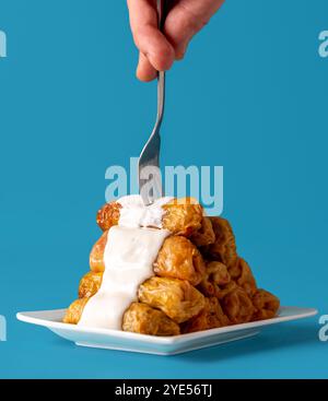 Pile de rouleaux de chou sur une assiette, surmontée d'une délicieuse sauce à la crème sure. Plat traditionnel roumain. Banque D'Images