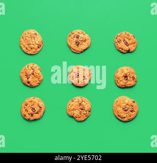 Directement au-dessus de la vue avec plusieurs biscuits aux pépites de chocolat disposés dans un carré sur une table verte Banque D'Images