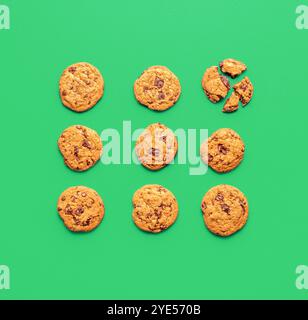 Directement au-dessus de la vue avec plusieurs biscuits aux pépites de chocolat disposés dans un carré sur une table verte Banque D'Images