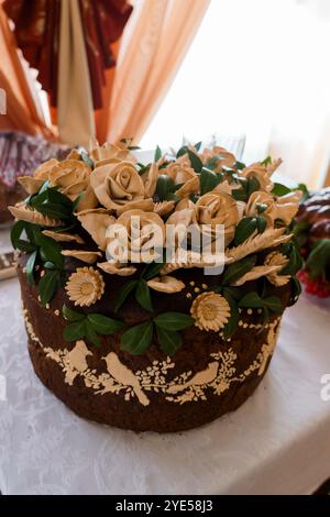 Gâteau floral élégant avec des décorations complexes. Banque D'Images