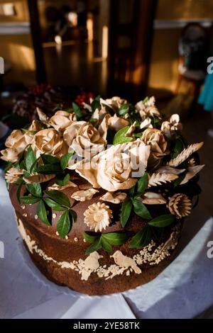 Gâteau floral élégant avec des décorations fondantes complexes. Banque D'Images