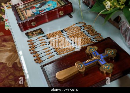 Artefacts religieux affichés sur une table avec des rosaires, des croix et des icônes. Banque D'Images