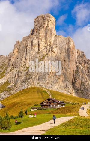 Col de Giau, Italie - 24 septembre 2014 : vue d'automne du pic de Ra Gusela du groupe Nuvolau dans les Dolomites italiennes, Tyrol du Sud Banque D'Images