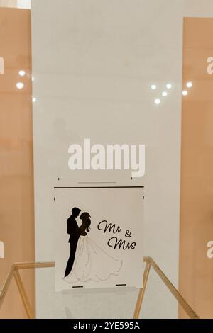 Élégant signe de mariage Mr & Mrs avec silhouette romantique. Banque D'Images