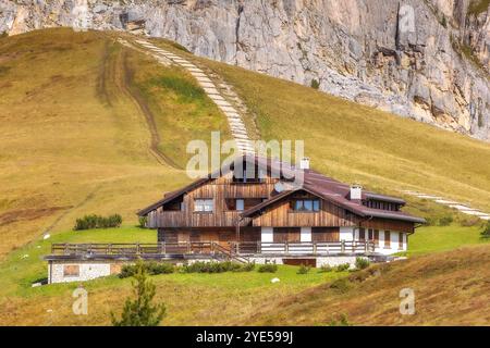 Giau Pass, Italie vue d'automne de Ra Gusela pic du groupe Nuvolau dans la montagne italienne Dolomites, Tyrol du Sud Banque D'Images