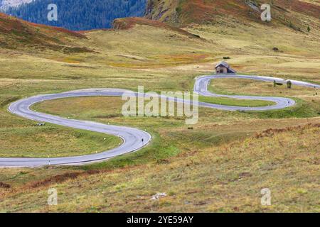 Route serpentine asphaltée vide du col de Giau, Italie, fond de concept de voyage Dolomite Alpes Banque D'Images