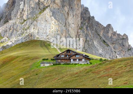 Giau Pass, Italie vue d'automne de Ra Gusela pic du groupe Nuvolau dans la montagne italienne Dolomites et chalet en bois, Tyrol du Sud Banque D'Images