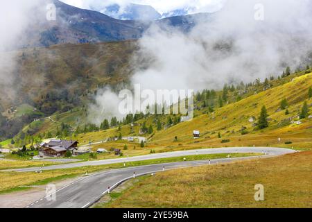 Route serpentine asphaltée vide du col de Giau, Italie, fond de concept de voyage Dolomite Alpes Banque D'Images