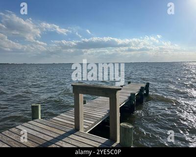 Regarder vers la mer pour vider mon esprit à un quai local au terrain de golf Nags Head à Nags Head en Caroline du Nord, États-Unis Banque D'Images