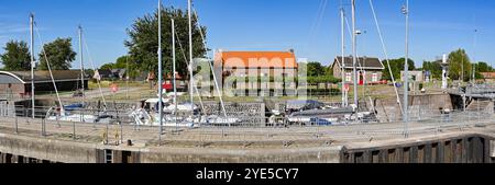 Veere, Zélande, pays-Bas - 10 août 2022 : bateaux et yachts dans l'écluse du canal dans la ville de Veere. Banque D'Images
