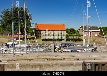 Veere, Zélande, pays-Bas - 10 août 2022 : bateaux et yachts dans l'écluse du canal dans la ville de Veere. Banque D'Images
