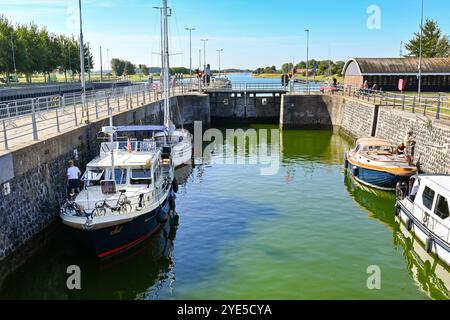 Veere, Zélande, pays-Bas - 10 août 2022 : bateaux et yachts dans l'écluse du canal dans la ville de Veere. Banque D'Images