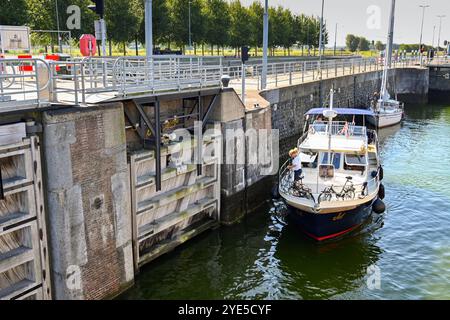 Veere, Zélande, pays-Bas - 10 août 2022 : bateau quittant l'écluse du canal dans la ville de Veere. Banque D'Images