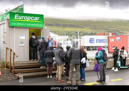 Akureyri, Islande - 24 août 2024 : les passagers d'un bateau de croisière font la queue au bureau d'Europcar pour louer une voiture pour visiter la région dans le nord de l'Islande Banque D'Images