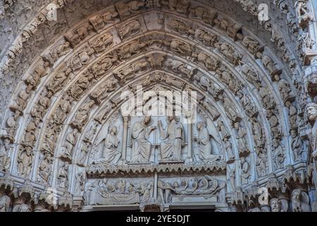 Détail d'une statue à l'extérieur de la cathédrale de Chartres en France Banque D'Images