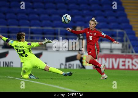 Cardiff, Royaume-Uni. 29 octobre 2024. Jessica Fishlock, du pays de Galles, marque le 1er but de son équipe. Femmes du pays de Galles contre femmes de Slovaquie, qualifications pour le championnat UEFA Women's Euro match de qualification en demi-finale, 2ème manche au Cardiff City Stadium à Cardiff, pays de Galles du Sud, le mardi 29 octobre 2024. Usage éditorial exclusif, photo par Andrew Orchard/Andrew Orchard photographie sportive/Alamy Live News crédit : Andrew Orchard photographie sportive/Alamy Live News Banque D'Images