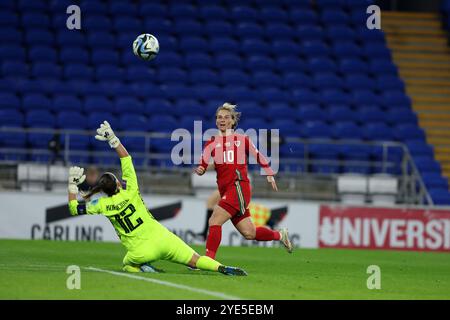 Cardiff, Royaume-Uni. 29 octobre 2024. Jessica Fishlock, du pays de Galles, marque le 1er but de son équipe. Femmes du pays de Galles contre femmes de Slovaquie, qualifications pour le championnat UEFA Women's Euro match de qualification en demi-finale, 2ème manche au Cardiff City Stadium à Cardiff, pays de Galles du Sud, le mardi 29 octobre 2024. Usage éditorial exclusif, photo par Andrew Orchard/Andrew Orchard photographie sportive/Alamy Live News crédit : Andrew Orchard photographie sportive/Alamy Live News Banque D'Images