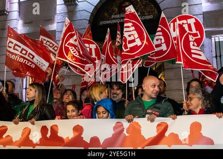 Madrid, Espagne - octobre 29 2024. Les manifestants du secteur de l'éducation publique se sont rassemblés devant le gouvernement de la Communauté de Madrid pour protester contre les fonds publics alloués à l'école privée et d'autres questions. Le jour de grève a été appelé par les syndicats CCOO, ANPE, CSIF et UGT. Banque D'Images