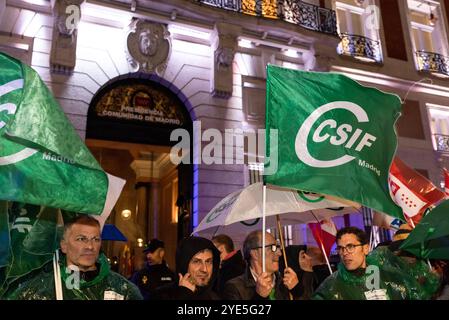 Madrid, Espagne - octobre 29 2024. Les manifestants du secteur de l'éducation publique se sont rassemblés devant le gouvernement de la Communauté de Madrid pour protester contre les fonds publics alloués à l'école privée et d'autres questions. Le jour de grève a été appelé par les syndicats CCOO, ANPE, CSIF et UGT. Banque D'Images